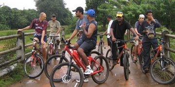 Kelaniya Temple cycling excursion from Colombo.