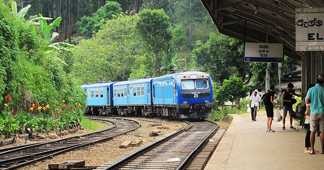 A hill country DMU approaching Ella