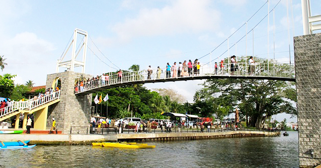The new bridge over Hamilton Canal has become a tourist attraction