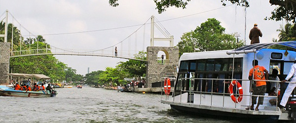 Floating restaurant on the Hamilton Canal. Photo by B Kumarasiri
