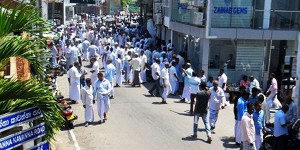 2000 traders throng China Fort's streets