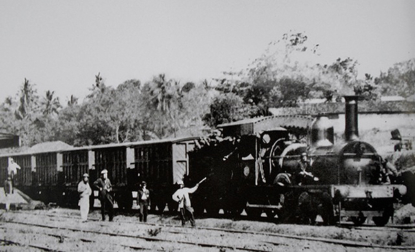 One-of-the-first-trains-used-for-carrying-tea
